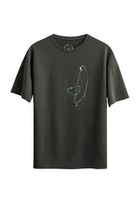 Donkergroen katoenen t-shirt met korte mouwen, met een minimalistische, abstracte lijntekening in blauw en geel op de voorkant.