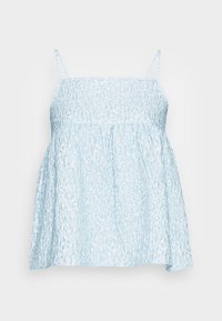 Top azul claro sem mangas com um corpete franzido e uma bainha solta e fluida. O tecido tem um padrão texturizado sutil.