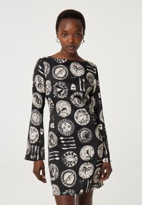 Schwarzes Kleid mit langen Ärmeln, das ein wiederholtes weißes Grafikmuster von verschiedenen Tellern und Besteck zeigt. Glatter, dehnbarer Stoff.