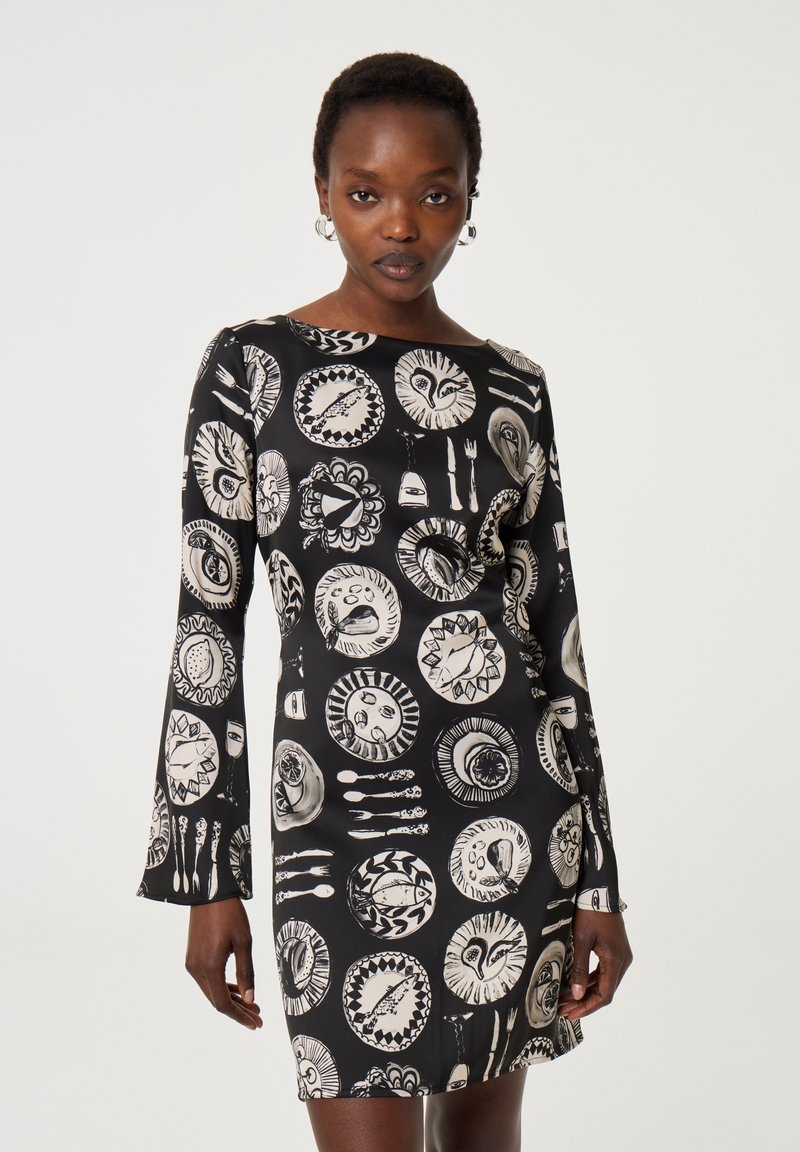 Schwarzes Kleid mit langen Ärmeln, das ein wiederholtes weißes Grafikmuster von verschiedenen Tellern und Besteck zeigt. Glatter, dehnbarer Stoff.