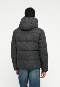 Šedá péřová bunda s celoplošným logem, kapucí, elegantním designem a pro quiltovanou texturu pro teplo.