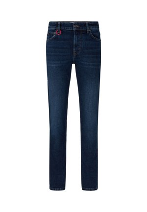 Dunkelblaue Jeans mit gerader Passform, die einen pinken Metallakzent an der Gürtelschlaufe und dezente Ausbleichungen an den Oberschenkeln aufweisen.