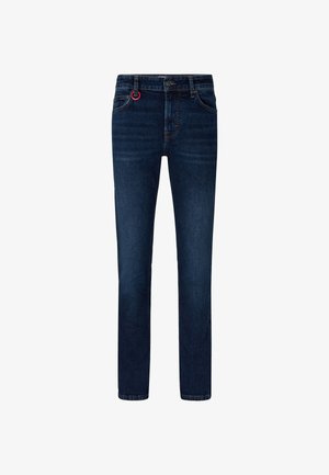 Dunkelblaue Jeans mit gerader Passform, die einen pinken Metallakzent an der Gürtelschlaufe und dezente Ausbleichungen an den Oberschenkeln aufweisen.