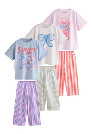 Kolme lühikeste varrukatega pidžaamade komplekti graafiliste toppidega: sinine "Sunday Brunch", valge sinise lipsuga ja roosa "Breakfast in Bed", kombineeritud triibuliste lühikestega.
