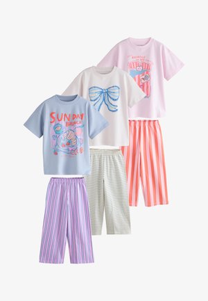 Trzy zestawy piżam z krótkim rękawem z nadrukami: niebieski "Sunday Brunch", biały z niebieską kokardą oraz różowy "Breakfast in Bed", w zestawie z szortami w paski.