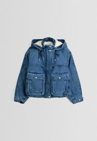 Veste à capuche en denim bleu avec doublure en polaire blanche, grandes poches à rabat à l'avant, fermetures à bouton et à zip sur un fond gris clair.