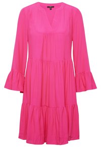 Robe rose vif à manches longues, longueur genou, avec jupe à volants, poignets évasés et décolleté en V avec de légers fronces sur le corsage avant.