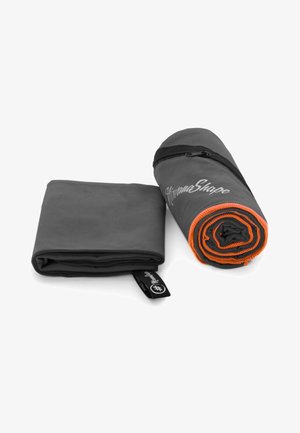 Graues Mikrofaserhandtuch mit orangen Akzenten, zusammengerollt, daneben eine gefaltete Version. Beide haben eine glatte Textur und eine Reißverschlusstasche an der Rolle.