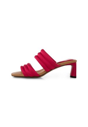 Sandalo con tacco rosa caratterizzato da tre cinturini ondulati, design con punta aperta e un robusto tacco a blocco. Texture liscia con una suola in legno.