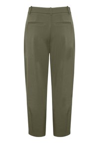 Pantalon vert olive avec une texture lisse, coupe fuselée et deux poches arrière. La ceinture présente un détail de couture discret.