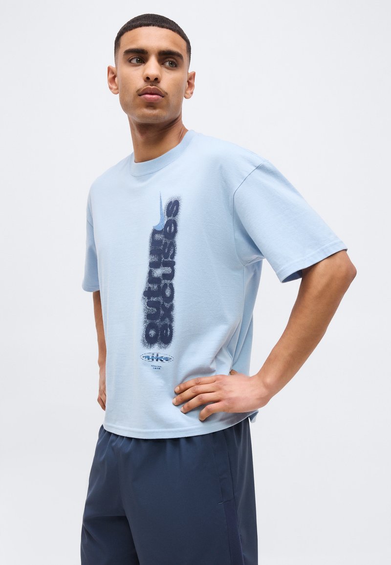 Nike Performance CREW SHORT LOOSE TOR - Triko s potiskem - light armory blue/thunder blue