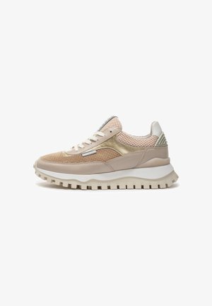 Sneaker beige con tomaia in mesh testurizzato, accenti metallici, suola bianca spessa e battistrada in gomma con motivo. Presentano lacci e dettagli posteriori.