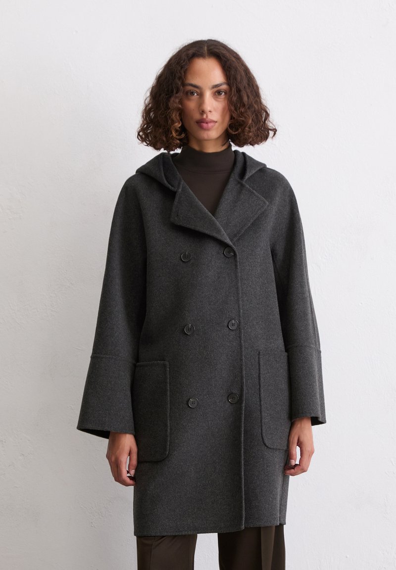 Cappotto di lana grigio scuro con cappuccio, design doppiopetto, due tasche frontali e maniche oversize per una vestibilità comoda.