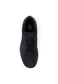 Μαύρο αθλητικό παπούτσι με λεία σουέντ υφή, στρογγυλεμένη μύτη και κορδόνια εμπρός. Διαθέτει διακριτικά ανάγλυφο λογότυπο στη γλώσσα.