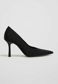 Chaussure à talon haut pour femme, bout pointu noir avec talon stiletto fin, vue de côté sur un fond clair uni.