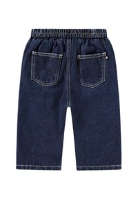 Pantaloni in denim blu scuro con vita elastica, due tasche posteriori e dettagli cuciti. Vestibilità ampia con gambe a taglio dritto.