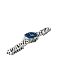Reloj de acero inoxidable plateado con una esfera azul, marcadores horarios numéricos y una pulsera de metal lisa con eslabones entrelazados.