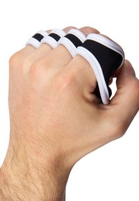 Zwart-witte vingerloze handschoenen met elastische straps, ontworpen om strak om de vingers te passen, met een textuurstof en stevige grip.