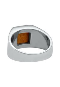 Silverring med en fyrkantig inläggning av bärnsten, med en smidig, polerad yta och avfasade kanter; stämplad med "925" inuti.
