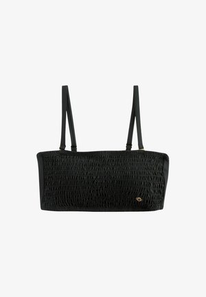 Bolso de mano negro con una superficie texturizada y fruncida, forma rectangular, correas ajustables y un logotipo dorado en la parte frontal.