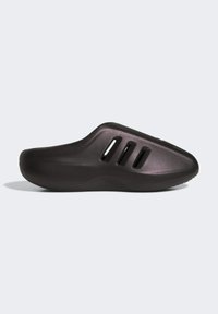 Svart slip-on sandal med tre ventilationsöppningar på sidan, slät textur och böjd sula för vardagligt bruk.