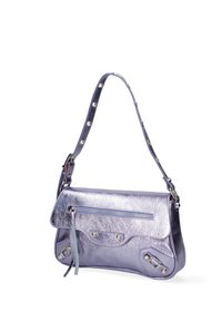 Borsa a tracolla in pelle metallica viola con forma elegante, pattina superiore, chiusura con zipper e borchie decorative. Caratterizzata da una tracolla staccabile con dettagli.