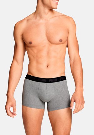 Graue Boxer-Slips mit einem schwarzen, elastischen Bund, auf dem "PUMA" in einem sich wiederholenden Muster zu sehen ist, gefertigt aus einem weichen, elastischen Baumwollmix.