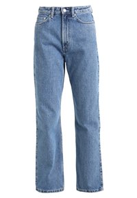 Jeans de color azul claro con una cintura alta, diseño de pierna recta y estilo clásico de cinco bolsillos. Tejido de mezclilla con una sutil textura y detalles de costura.