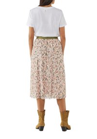 comma casual identity LOGOBAND - A-Linien-Rock - rosa