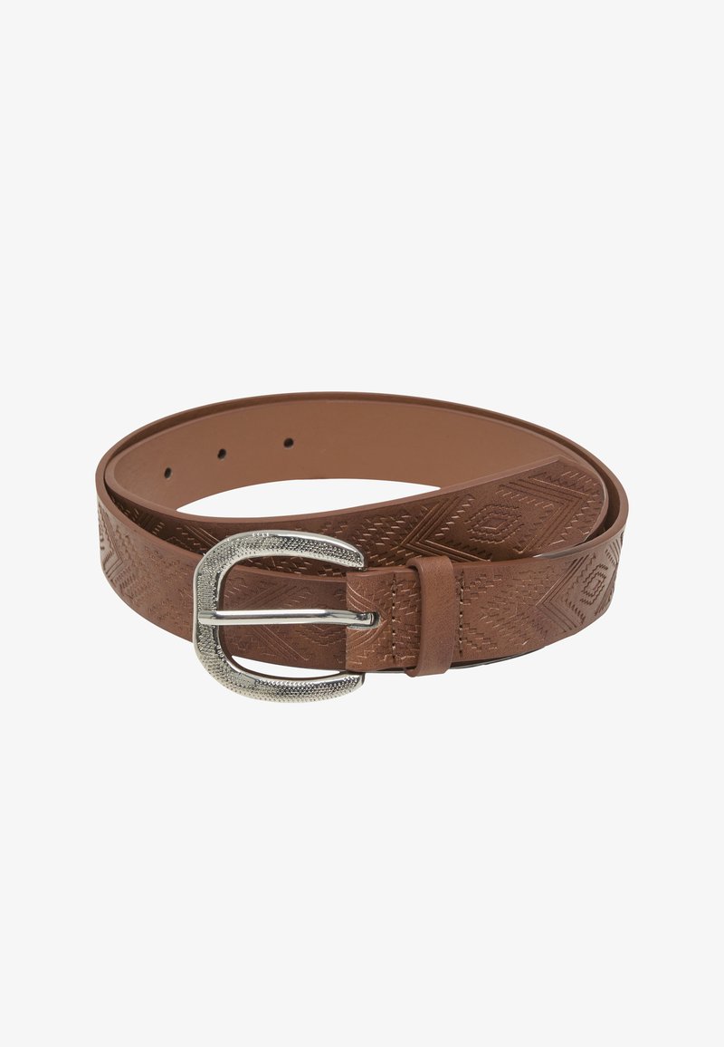 Ceinture en cuir marron avec motifs géométriques embossés et boucle métallique argentée texturée, enroulée sur fond blanc.
