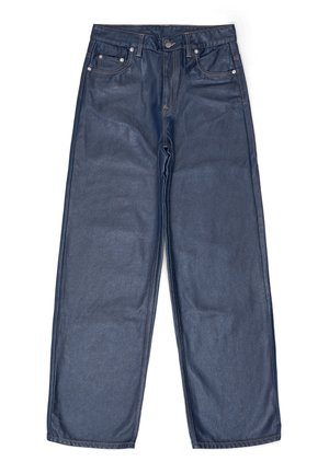 Vaqueros de mezclilla azul oscuro con corte holgado, que cuentan con un diseño de cinco bolsillos, costuras en contraste y un cierre de botón y cremallera.