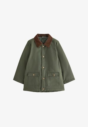 Giacca verde con collo in velluto a coste marrone, bottoni a pressione frontali e due tasche frontali con patta e chiusura a scatto.