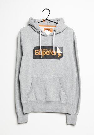 Hellgrauer Superdry Kapuzenpullover mit Fronttasche, weißen Kordeln und orange-schwarzem Logo auf der Brust, an einem schwarzen Kleiderbügel hängend.