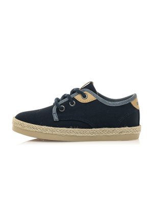 Sneaker in tela blu con suola in corda beige. Presenta lacci tondi, occhielli in metallo e un accento in pelle color beige vicino al tallone.