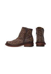 Ankle boty s leopardím vzorem, hnědým koženým svrškem, kulatou špičkou a vyvýšeným dřevěným podpatkem. Mají boční zip pro snadné obouvání.