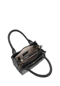 Sac à main noir avec un extérieur en cuir texturé de serpent, des poignées doubles et un intérieur clair comportant plusieurs compartiments et une poche zippée.