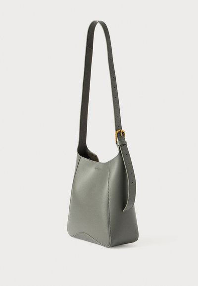 Borsa a spalla grigia in pelle con texture liscia, forma curvata e tracolla regolabile con una fibbia dorata.
