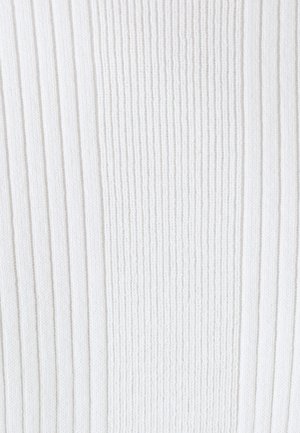 Tejido blanco acanalado con rayas verticales, que crea una apariencia texturizada con una superficie suave de punto. Sin patrones ni acentos visibles.