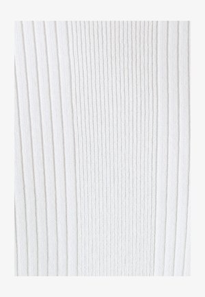 Wit geribd stoffenmateriaal met verticale strepen, wat een gestructureerde uitstraling geeft met een zacht, gebreid oppervlak. Geen zichtbare patronen of accenten.