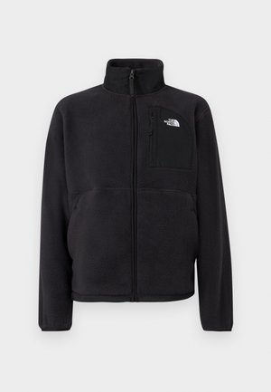Zwarte fleecetrui met volledige voorrits, hoge kraag en borstzak met ritssluiting met het The North Face-logo op een effen achtergrond.