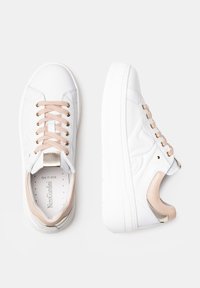 Białe skórzane sneakersy z różowymi sznurowadłami, złotymi oczkami i fakturowanym wierzchem. Posiadają wyściełany kołnierz oraz grubą białą podeszwę.