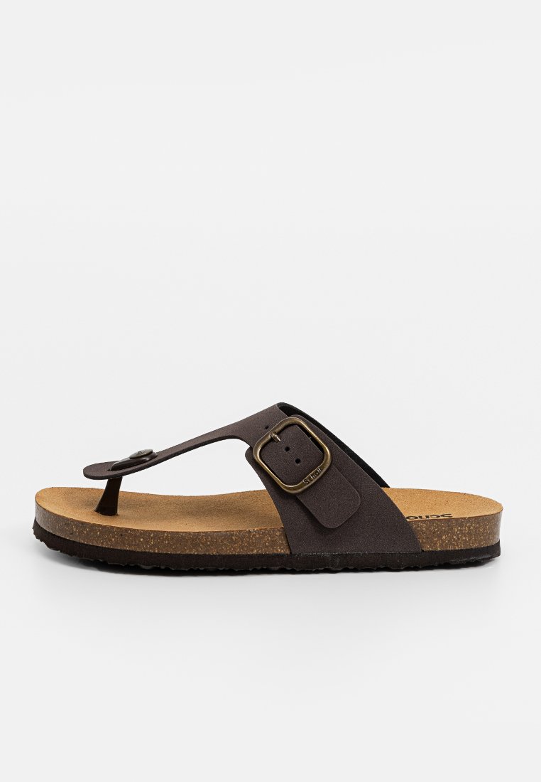 Sandale flip-flop marron avec une sangle texturée et une boucle en métal, un semelle en liège et une semelle extérieure en caoutchouc pour plus de traction.