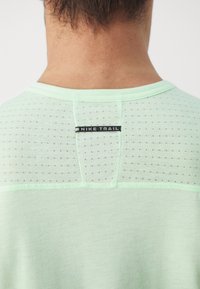 Nike Performance SOLAR CHASE TRAIL - Μπλούζα - vapor green/neutral olive/black