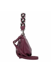 Sac à main en cuir bordeaux avec une bandoulière tressée dans des teintes bordeaux, blanc et noir. Équipé de quincaillerie en argent et d'une forme douce et arrondie.