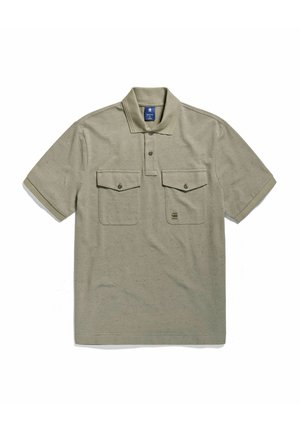 Khakifarbenes Polo-Shirt mit kurzen Ärmeln, zwei knopfverschlossenen Brusttaschen und einer Knopfleiste mit zwei Knöpfen, flach auf einem weißen Hintergrund ausgelegt.