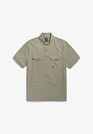 Khaki polo z krótkim rękawem, z dwoma kieszeniami na piersi zapinanymi na guziki oraz klapką z dwoma guzikami, ułożony płasko na białym tle.