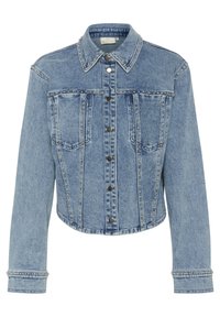 Chaqueta de mezclilla de color azul claro con un diseño corto, que presenta un collar puntiagudo, botones a presión y adornos de tachuelas a lo largo de las costuras y los bolsillos.