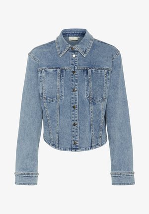 Šviesiai mėlynas džinsinis švarkas su sutrumpintu dizainu, turintis smailų apykaklę, spaudimo mygtukus ir metaliniais akcentais prie siūlių bei kišenėse.