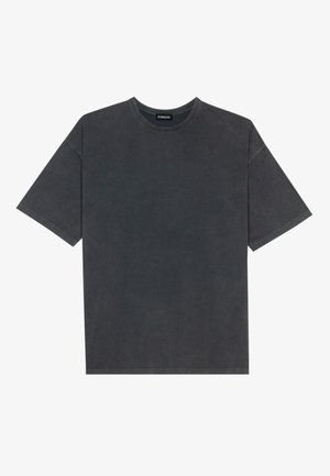 Tricou gri din bumbac cu mâneci scurte, de tip crew neckline și o croială neformală. Textură netedă cu variații subtile de culoare.
