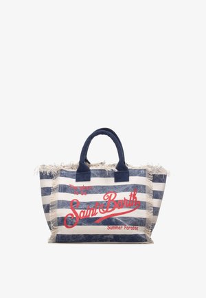 Borsa a righe blu e bianca con manici blu navy e testo rosso con la scritta "Saint Barth Summer Paradise" con bordi sfrangiati.